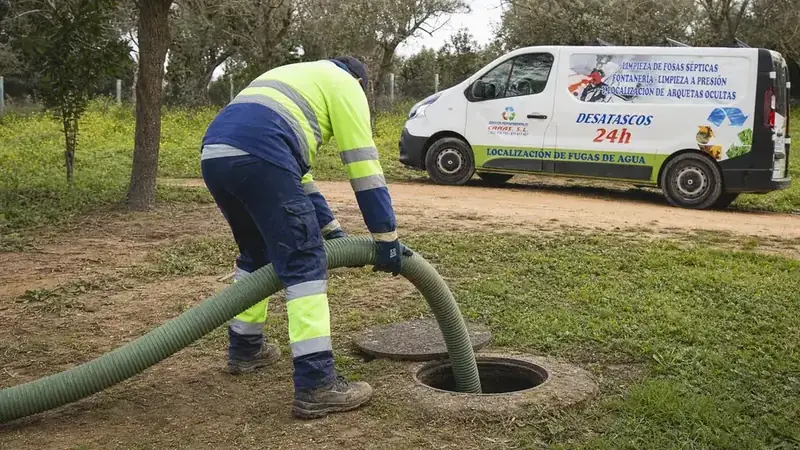 Extracción de aguas residuales con camión cisterna en Jerez